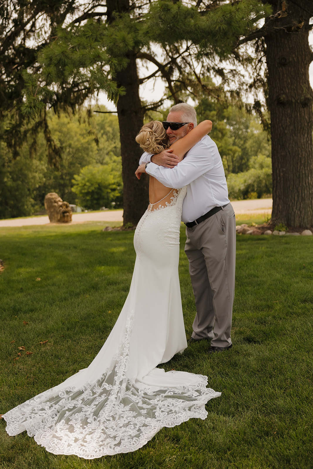 Bride hugging her father after their emotional first look, a favorite on the wedding photography checklist.
